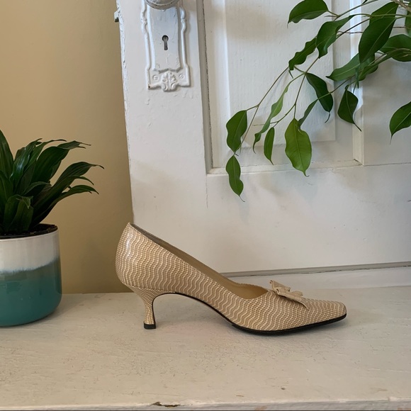 Roberto Capucci Vintage cream leather kitten heels - Picture 3 of 7